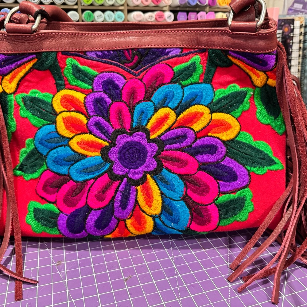 DC Bags of Guatamala fringed caryall - Picture 2 of 11